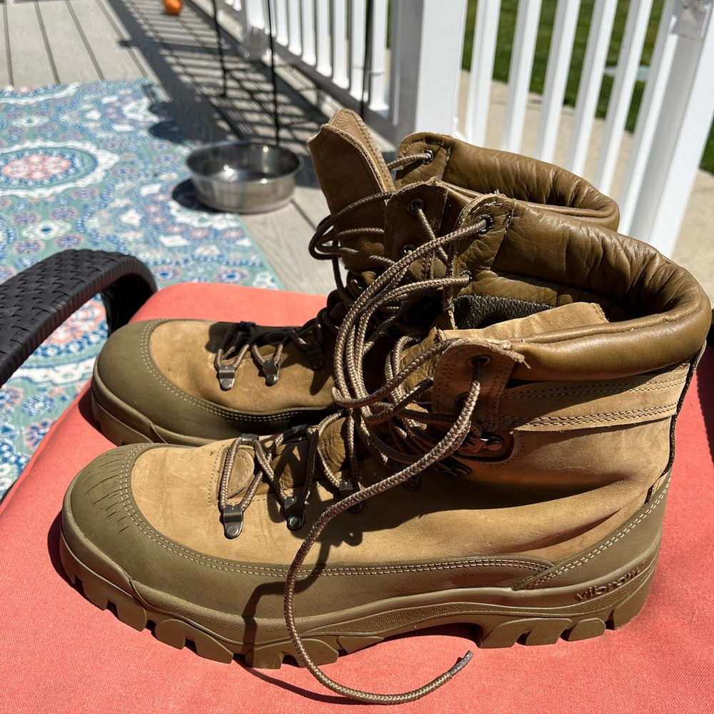 Pair of Bates Military hiking boots sz 13